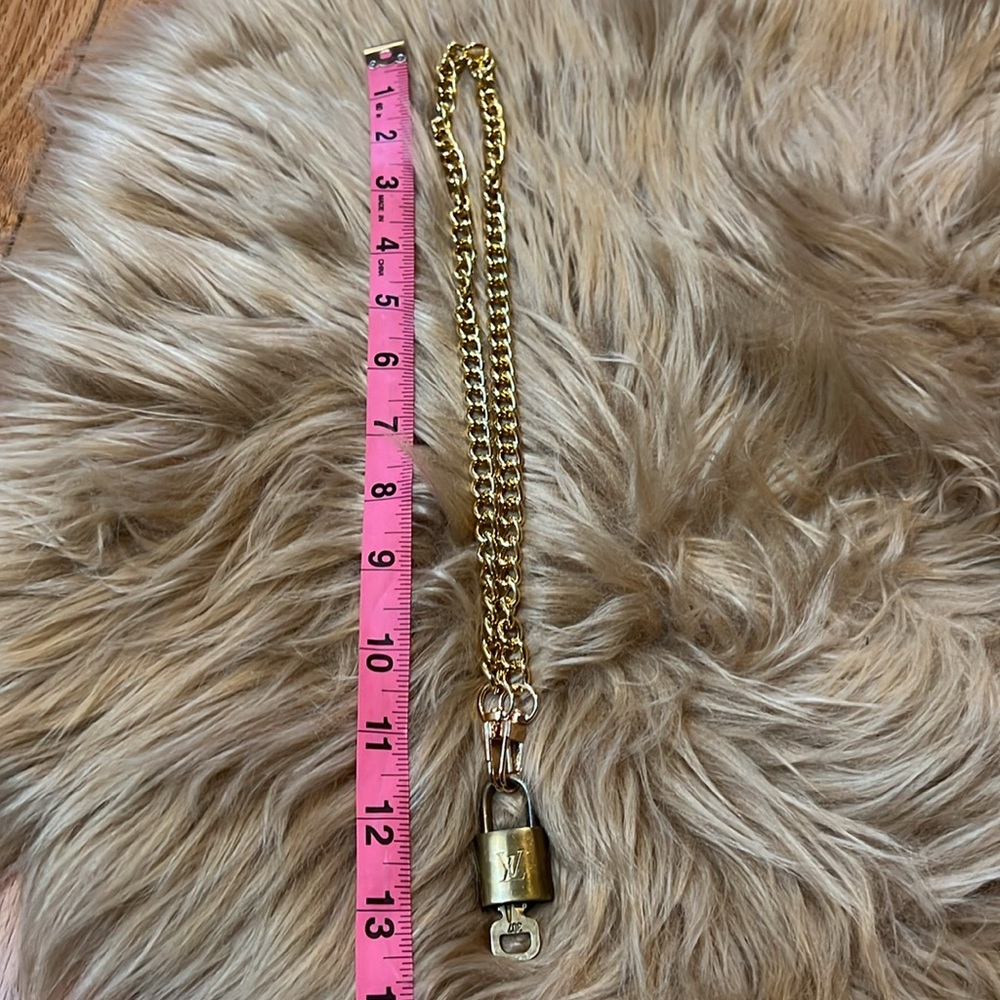 š§”Gold Chain Necklace with LV Lock Pendant 307 - Picture 8 of 14